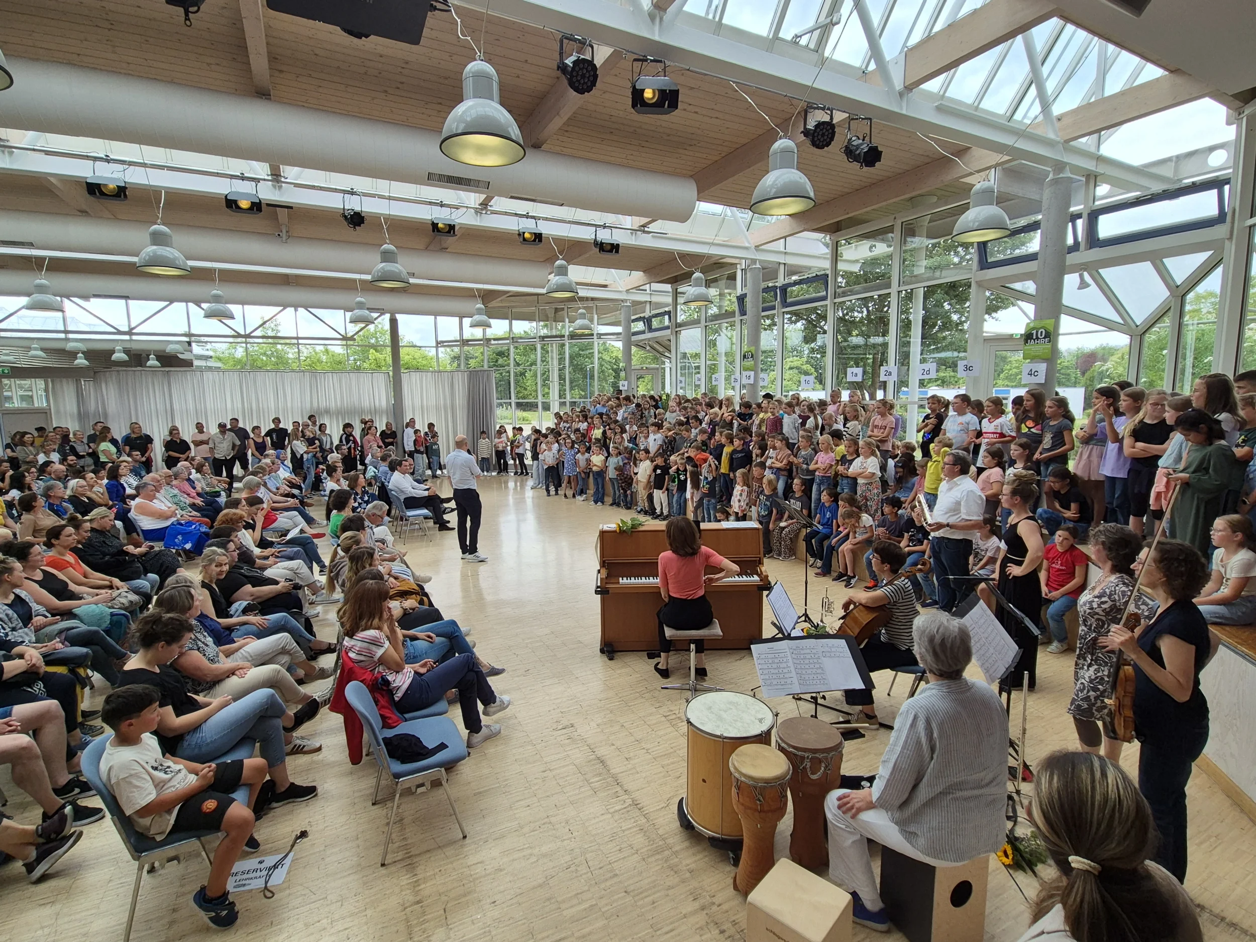 Alle Kinder der Grundschule Aichwald sowie Lehrkräfte der Jugendmusikschule beim Öffentlichen Schulsingen in der Schurwaldhalle