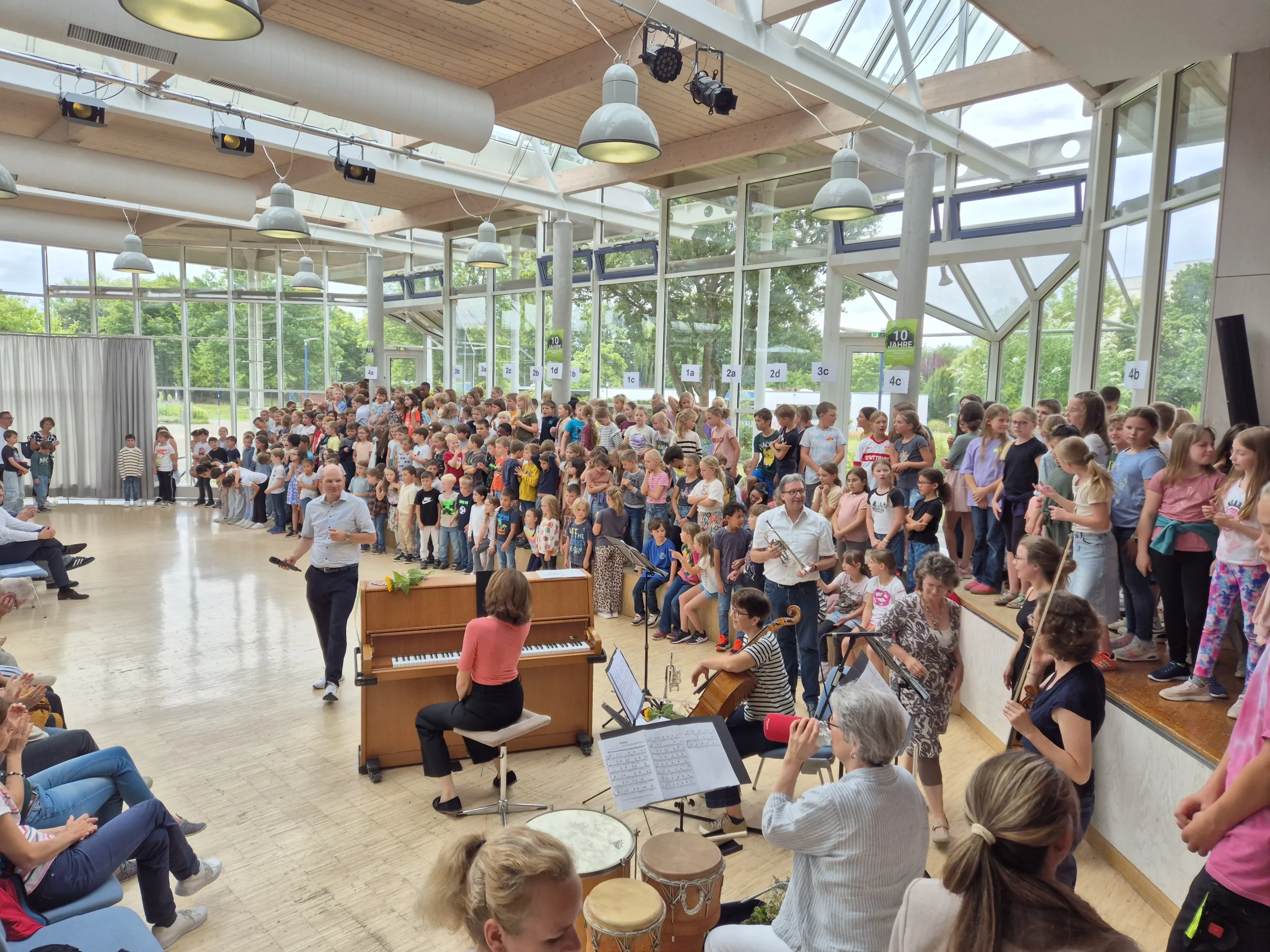 Alle Kinder der Grundschule Aichwald sowie Lehrkräfte der Jugendmusikschule beim Öffentlichen Schulsingen in der Schurwaldhalle
