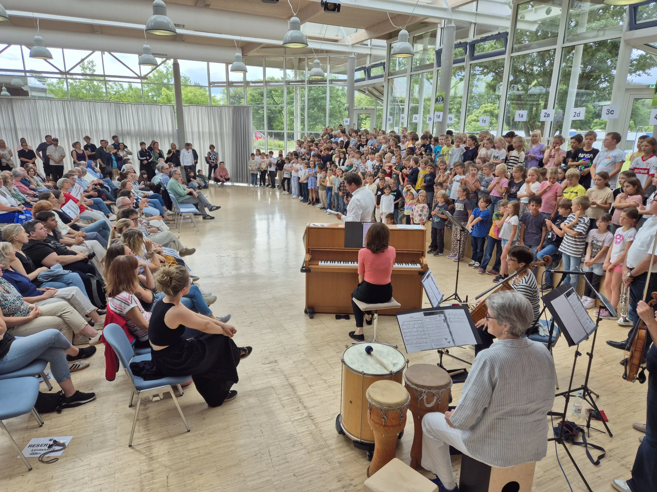 Alle Kinder der Grundschule Aichwald sowie Lehrkräfte der Jugendmusikschule beim Öffentlichen Schulsingen in der Schurwaldhalle