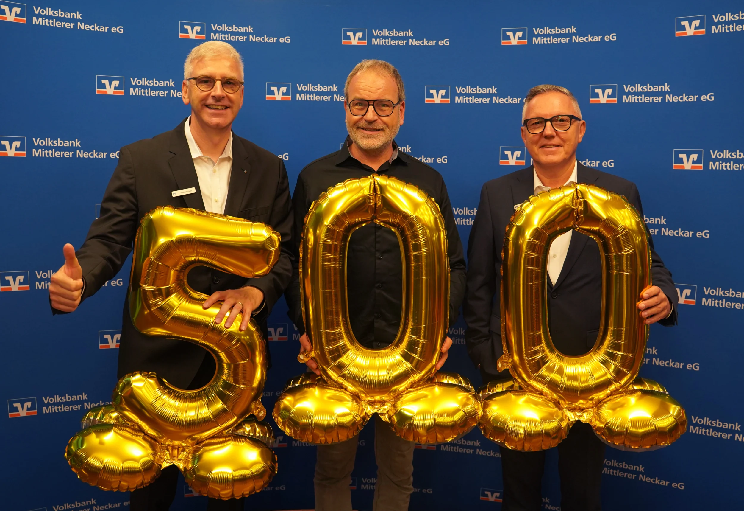 Vorstandssprecher Markus Schaaf (links), JMS-Vorstand Martin Köder (Mitte) und Vorstandsmitglied Thomas Krießler (rechts) bei der Übergabe