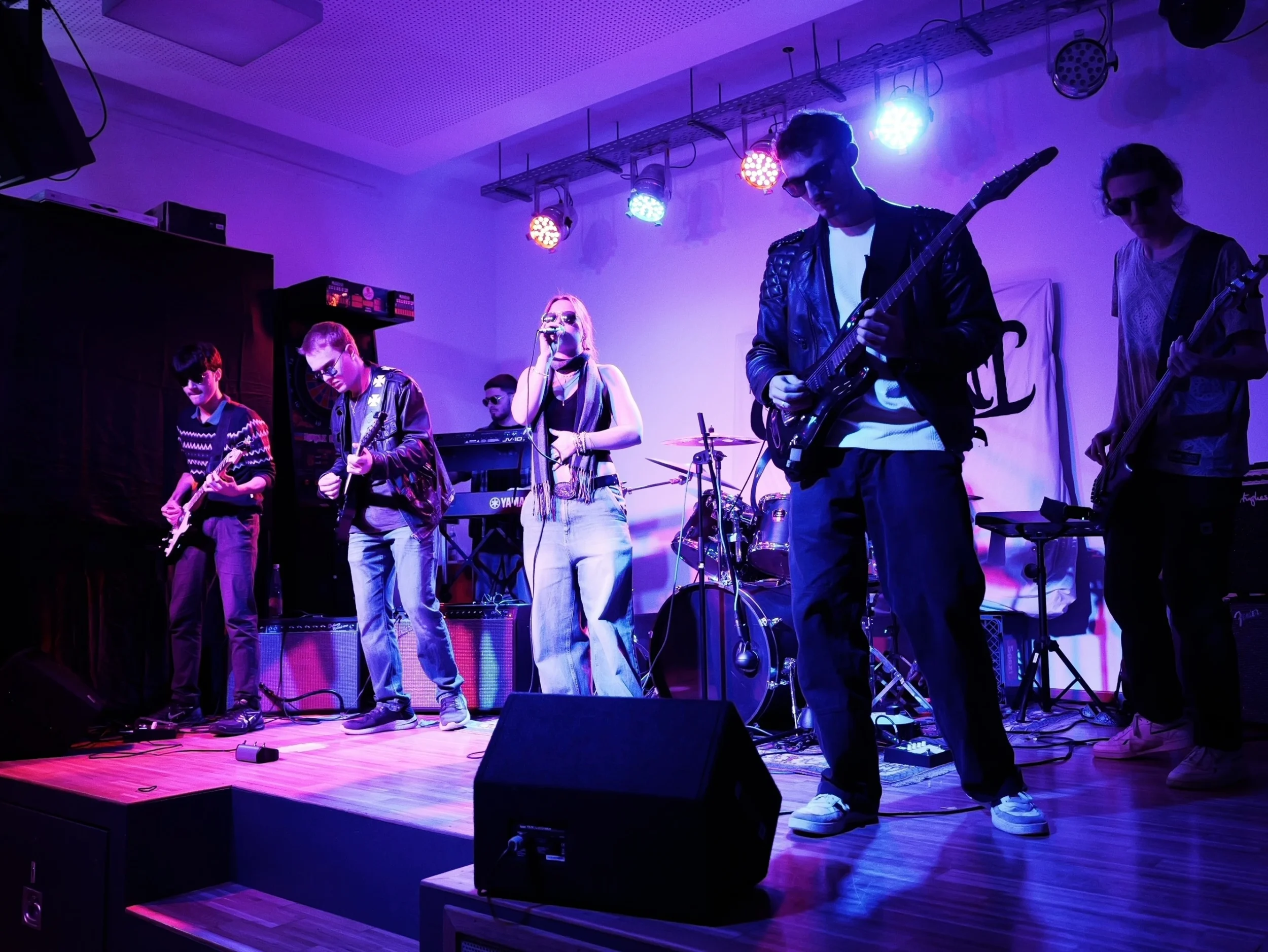 Die Jugendlichen der Band Coverment auf der Bühne des Jugendhauses