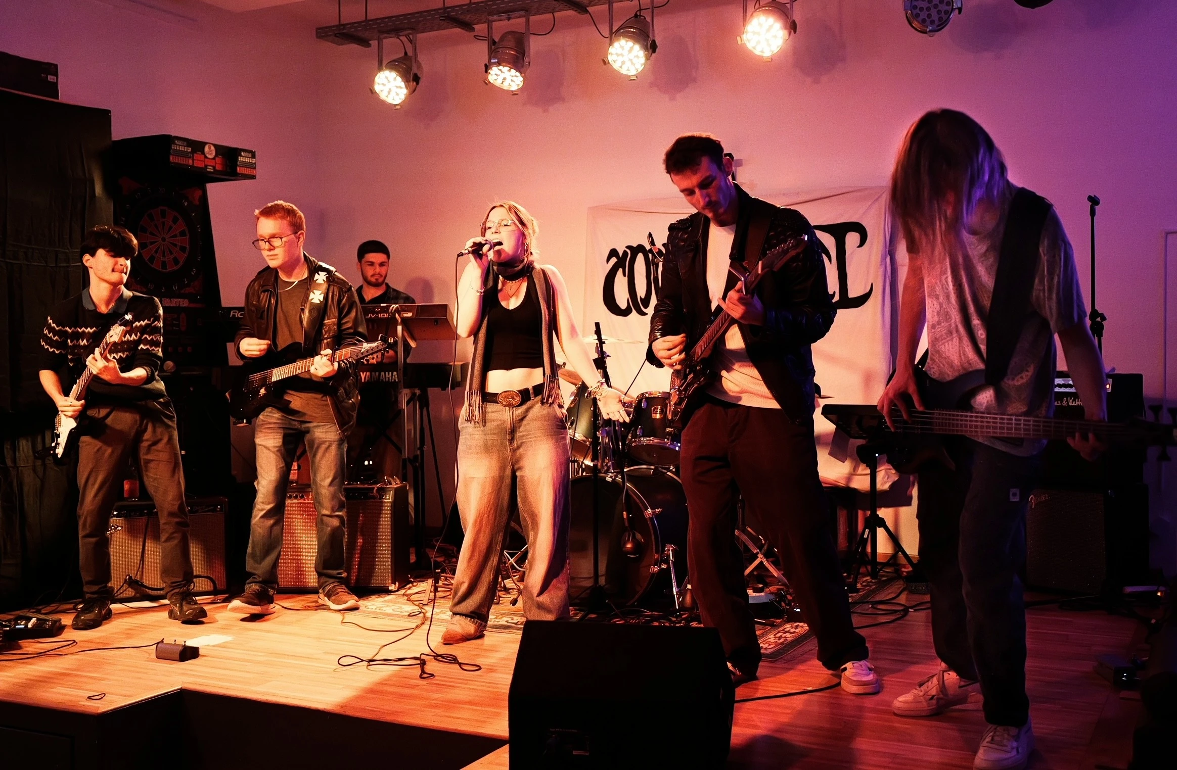 Die Jugendlichen der Band Coverment auf der Bühne des Jugendhauses