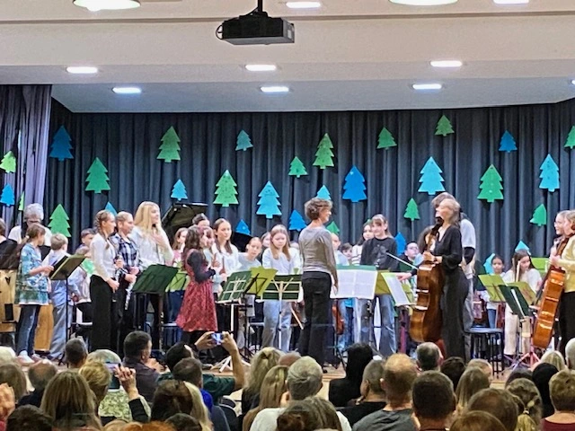 Die geschmückte Bühne der Schurwaldhalle mit den rund 50 Kindern des Orchesters