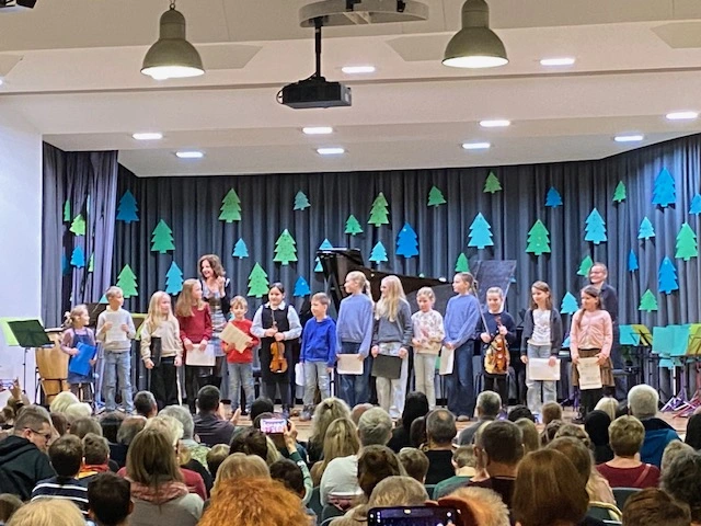 Die geschmückte Bühne der Schurwaldhalle mit den Kindern des Weihnachtsliedermedleys