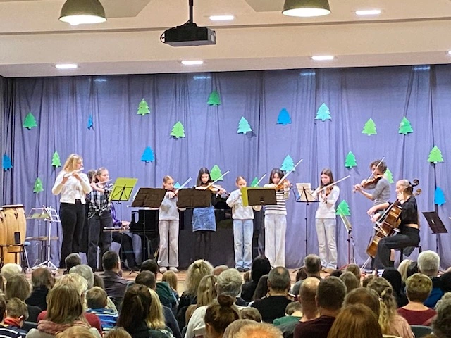 Die geschmückte Bühne der Schurwaldhalle mit dem Streicher- und Querflötenensemble