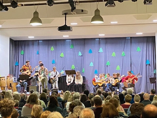 Die geschmückte Bühne der Schurwaldhalle mit dem Gitarrenensemble