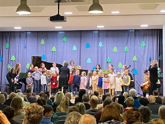 Die geschmückte Bühne der Schurwaldhalle mit den Kindern der Musikalischen Früherziehung