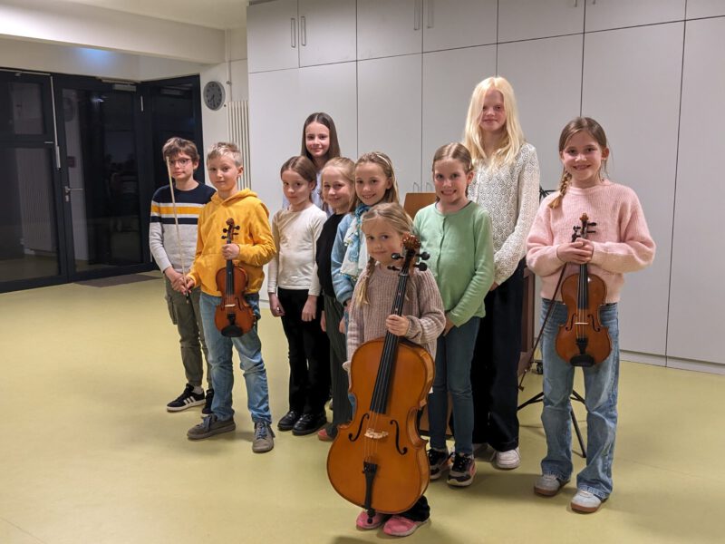 Gruppenbild mit 10 Kindern und ihren Instrumenten