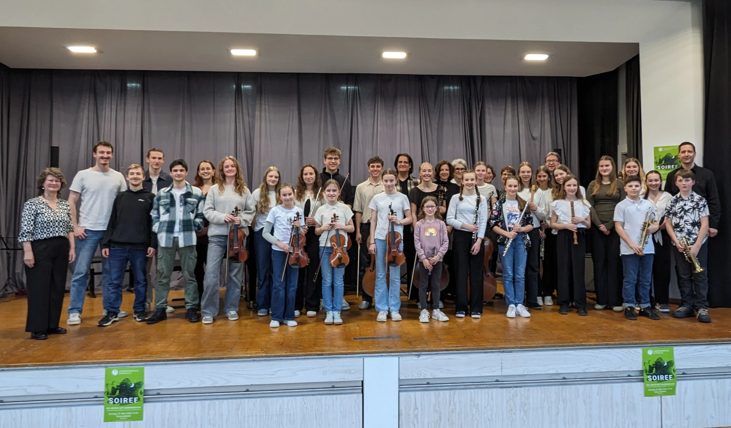 Gruppenbild mit rund 30 Kindern und Jugendlichen sowie ihren Lehrkräften auf der Bühne der Schurwaldhalle