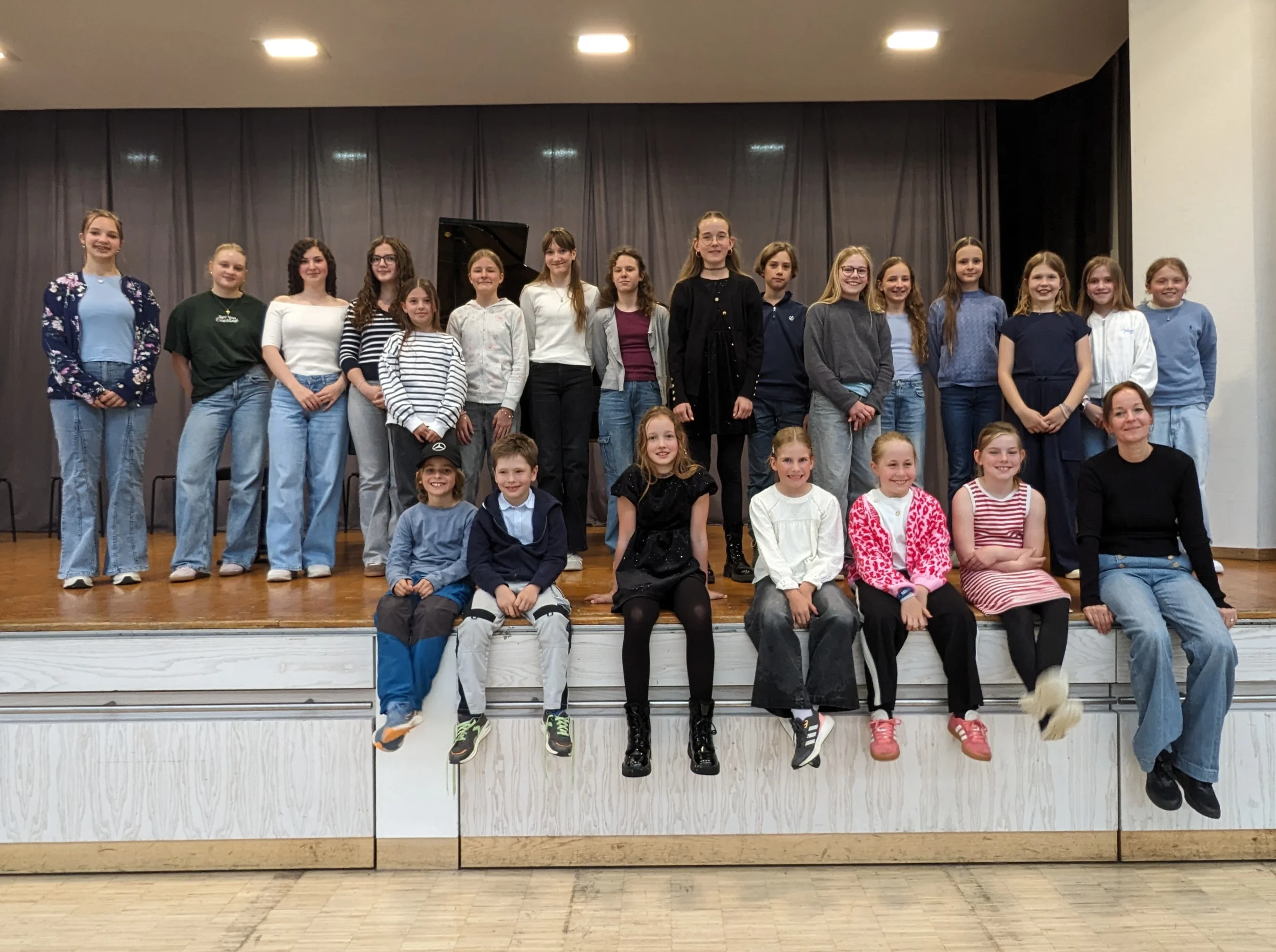Gruppenfoto der Schülerinnen und Schüler der beiden Klavierklassen auf der Bühne der Schurwaldhalle