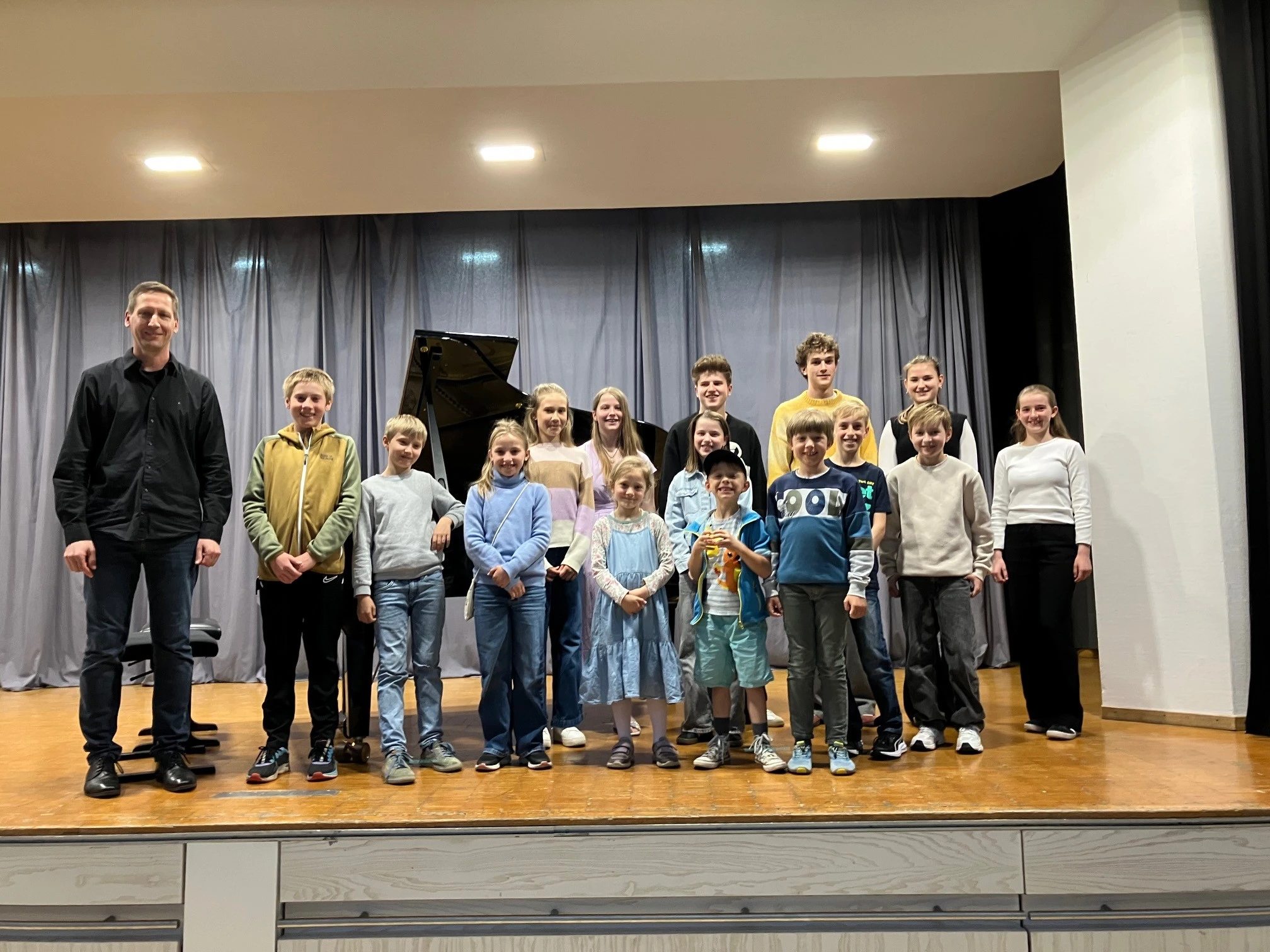 Gruppenbild mit den Schülerinnen und Schülern der Klavierklasse Stauss