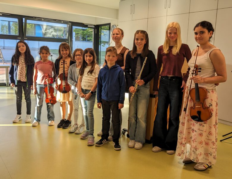 10 Kinder und Jugendliche mit ihren Instrumenten im Gruppenfoto