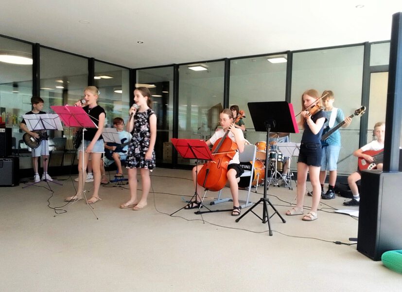 Die Kinder der Mini-Band bei ihrem Auftritt auf dem Schulhof