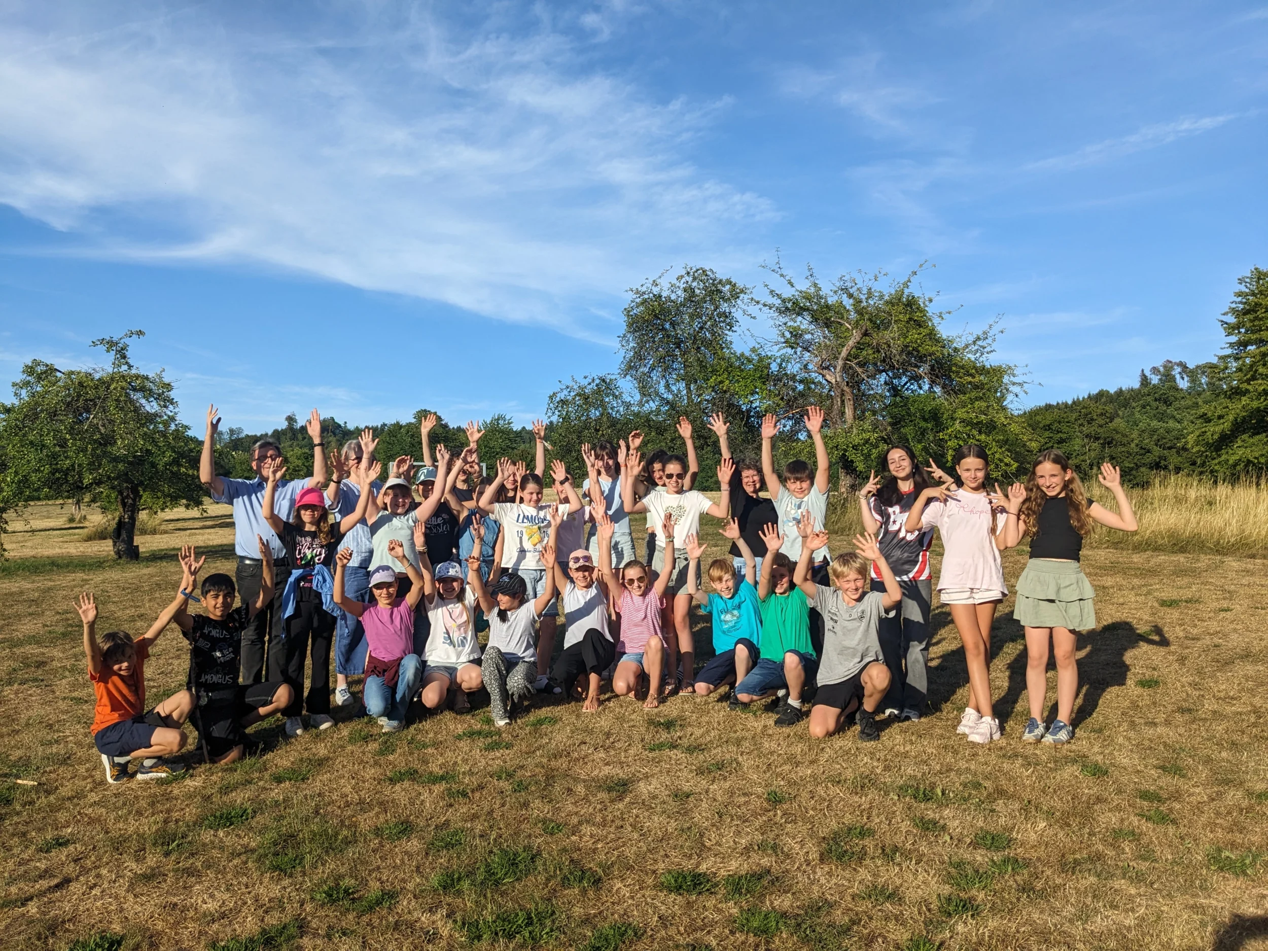 Gruppenbild mit den TeilnehmerInnen der Musikschulfreizeit auf der Wiese