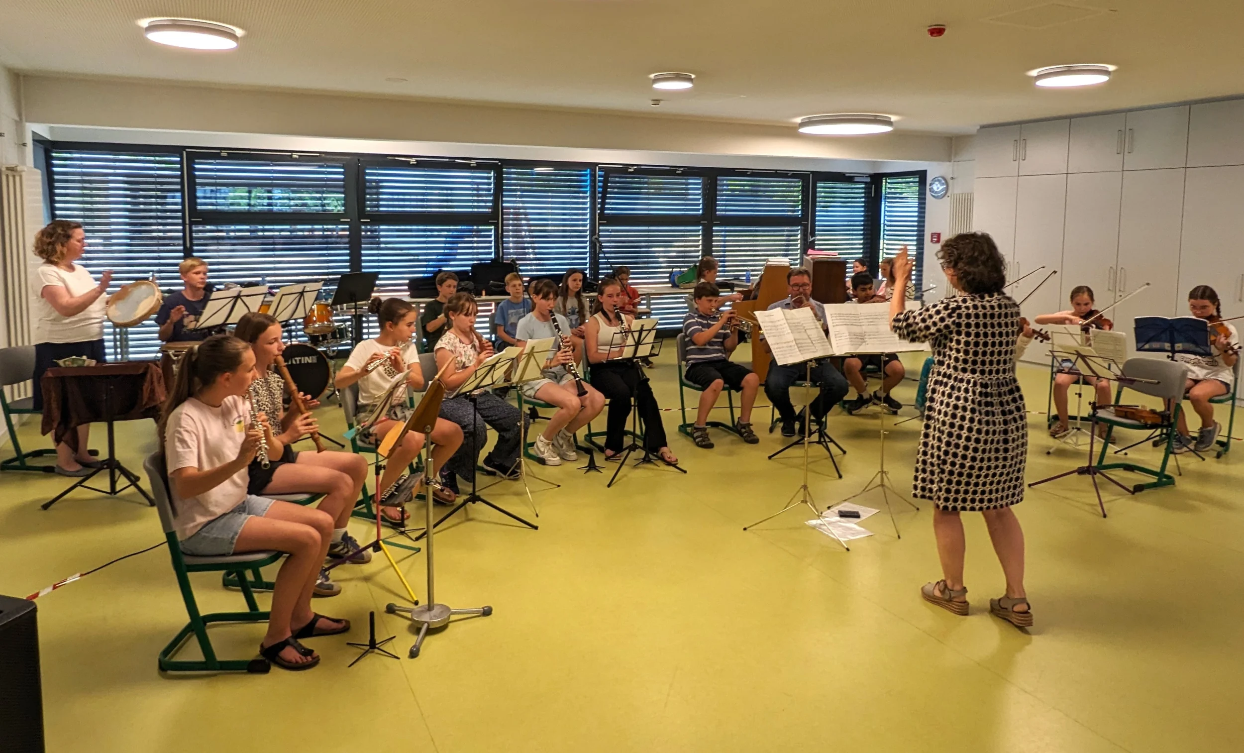 Die Teilnehmer der Musikschulfreizeit musizierend im Orchester