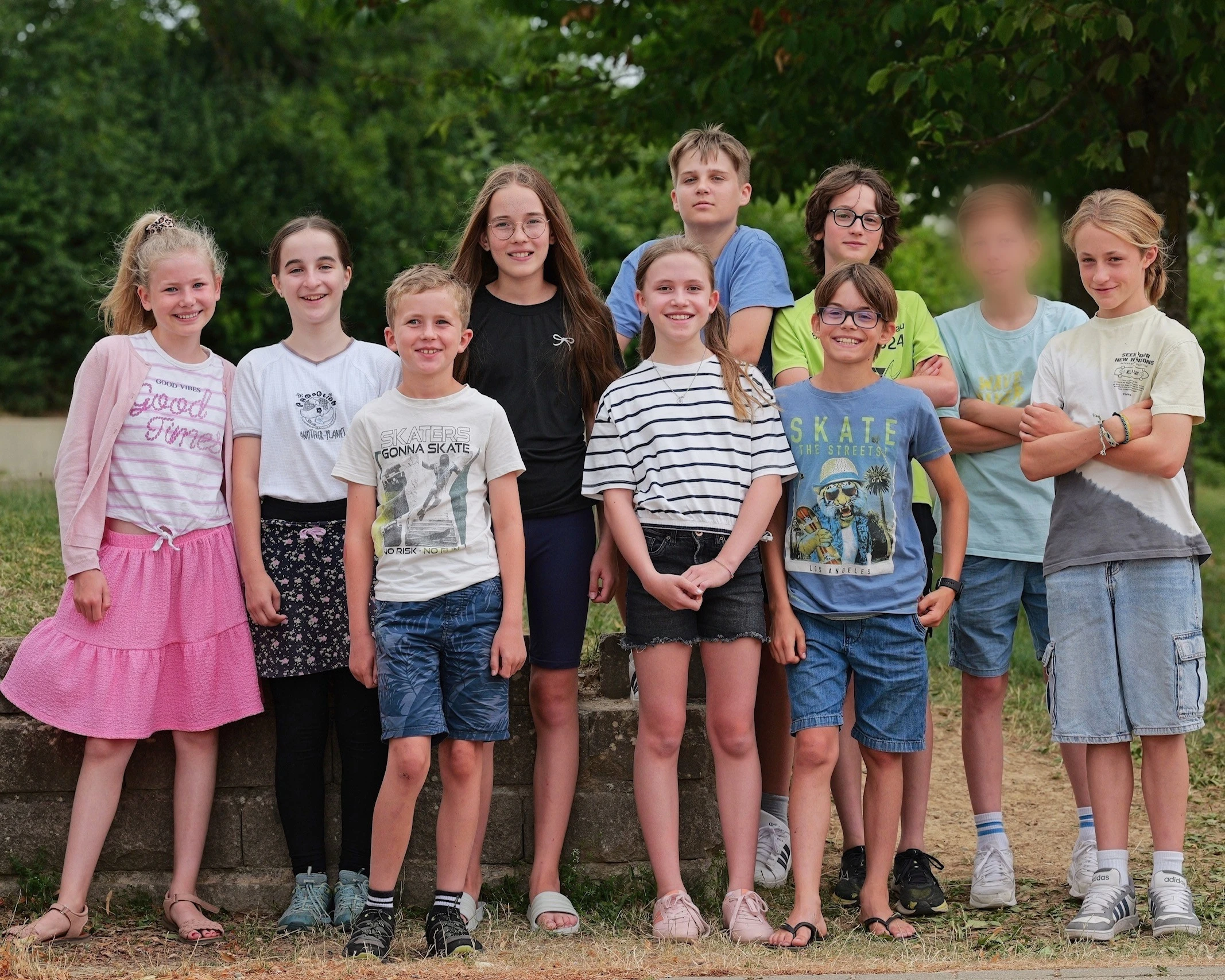 Die Kinder der Band Oak Eleven, stehend in der Gruppe